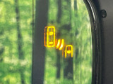 【ブラインドスポットモニター】走行中、ドアミラーの死角になりやすい箇所に後続車が接近するとサイドミラーのレンズに警告を表示!ドライバーに注意喚起をしてくれます。
