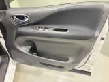 【運転席ドア】ボトルホルダーや収納ポケットが付いているので運転席周りもスッキリ保てます★