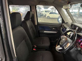 運転席の画像です。足元やシートまわりに余裕があり、リラックスした姿勢で運転が可能です。視界も良好で操作系へのアクセスもしやすく、快適で安心感のあるドライブをサポートします。