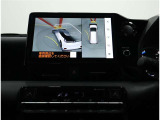 サイドクリアランスビュー表示中に、旋回時の運転操作に合わせて自動で車両を斜め後方から見たような映像を表示。