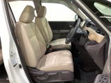 女性でも運転がしやすいように、シートの高さ調整機能(シートリフター)がついています。広い足元にゆったり座れるシートには肘掛も装備しており長距離の運転でも疲れにくいシートです。