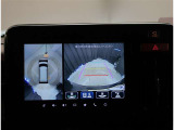 バックモニター付き。駐車の際のサポートとなり、必須アイテムのひとつですよね。それでも、バックする際は必ずご自身の目で確認をしてください。パノラミックビューで上から見下ろした視点でも確認できます!
