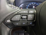 ステアリングには運転中でも簡単に操作できる各種スイッチついてます