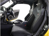 高いホールド性で運転姿勢が安定します。長距離ドライブでも疲れにくいのが魅力です。快適なドライビングライフをお送りください♪