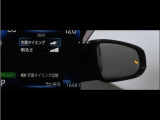 隣車線を走る車両をレーダーで検知し、ドアミラーでは確認しにくい後側方エリアに存在する車両に加え、急接近してくる車両も検知します。車両を検知するとドアミラーに搭載されたLEDインジケーターが点灯します。