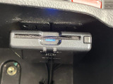 【ETC】有料道路を利用する際に料金所で停止することなく通過できる、ETC車載器(ノンストップ自動料金収受システム機器)が装備されています。セットアップを行うことで利用可能になります。