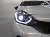 明るいLEDヘッドライトが、夜間のドライブをサポートします。