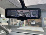 インテリジェントルームミラーは、車両後方のカメラ映像をミラー面に映し出すので、同乗者や積み荷などの車内状況や、天候などに影響されずいつでもクリアな後方視界が得られます。