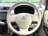 インテリアに合わせたデザインのステアリングは、運転される方のことも考え、運転しやすい形状、大きさです。是非一度、実際に触ってお確かめください。