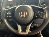 【ステアリングスイッチ】が付いており運転中に前方から目線をそらすことなくオーディオ等の操作が可能なので安心・快適にカーライフをお楽しみいただけます。