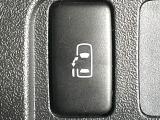 【パワースライドドア】スマートキーや運転席のスイッチでスライドドアの開閉が可能♪電動だから力を入れてドアを開ける必要が無く、小さいお子様でも、重い荷物を持っている時もラクに開け閉めできます♪