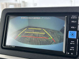 バックガイドモニター装着車は後退時の強い味方です!車庫入れや縦列駐車の際、後退操作の参考になるガイドラインをナビ画面に表示します。