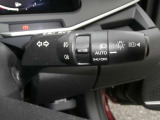 ウインカーレバーを軽く押すだけでターンランプが3回点滅します。オートライトシステム、ワイパー連動付