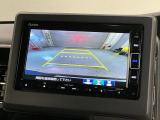 リバースギアに入れるだけで後方の表示へ切り替わります。夜間や雨の日の駐車も楽になりますよ。