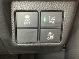Hondaセンシング用の、VSA(ABS+TCS+横滑り抑制)解除と路外逸脱抑制機能のオンオフスイッチなどはハンドルの右側に装備しています。