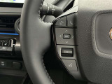 運転中、オーディオの操作をしてて、ハッとしたことはありませんか?ステアリングスイッチは、運転中でもハンドルでオーディオの操作が可能です。安全なドライブをサポートします。