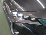 先行車・対向車を感知し、その部分だけを避けて照らす新テクノロジー、アダプティブハイビーム搭載。