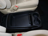 運転席と助手席との間にカップホルダー付収納ボックスが装備されてます。