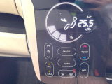 【オートエアコン】一度お好みの温度に設定すれば、車内の温度を検知し風量や温度を自動で調整。暑い&hellip;寒い&hellip;と何度もスイッチ操作をする必要はありません。快適な車内空間には必須の機能ですね♪