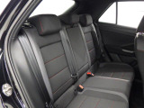 安全性と快適性を追求した、少し硬めのシート。 これは長時間の運転や渋滞などの状況でも、身体の疲労度が少ないことを求めたものです。