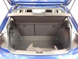 荷室は荷物を隠せるトノカバー付!充分な荷室の広さです!