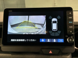 リバースギアに入れるだけで後方の表示へ切り替わります。夜間や雨の日の駐車も楽になりますよ。