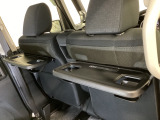 運転席・助手席の背もたれには、2列目シート用にカップホルダー付きの「格納式のシートバックテーブル」を装備しています。休憩時のちょっとした時間などカップを置いたり、小物置きに使えて便利です。