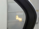 ブラインドスポットモニター装備。隣車線を走る車両を検知。ドアミラーでは確認しにくい後方、側方エリアに存在する車両や急接近してくる車両も検知しドアミラーに搭載されたLEDインジケーターが点灯します。
