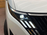 【LEDヘッドライト】悪天候や夜間走行時も良好な視界を確保し安心して運転できる高輝度LEDヘッドライトを装備!点灯速度が早く、消費電力も抑えられています。