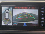 パノラミックビューモニター付きです。車両を上から見た様な映像を画面に表示。運転席からの目視だけでは見にくい、車両周辺の状況をリアルタイムでしっかり確認出来ます。