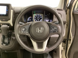 ハンドルにHondaセンシング系のクルーズコントロールやレーンキープアシストなどのスイッチと、オーディオの操作スイッチが装備されています。ハンドルから手を離さず安全に操作できます。