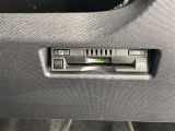 【ETC】有料道路を利用する際に料金所で停止することなく通過できる、ETC車載器(ノンストップ自動料金収受システム機器)が装備されています。セットアップを行うことで利用可能になります。