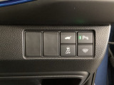 ハンドルの右側にHondaセンシング用のVSA解除スイッチとパワーテールゲートスイッチがついています。パワーテールゲートスイッチは車内からでもテールゲートの開け閉めを電動でできます。