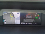 後退時、衝突の可能性がある場合は、段階的に注意を喚起。回避操作がない場合はブレーキ制御を行い、衝突回避をサポートする後退時ブレーキアシスト付です!