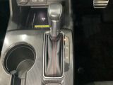 CVT車のセレクトレバーです。低速から高速まで、変速ショックのないスムーズな走りを実現するとともに、エンジン効率のよい領域を維持することで燃費にも貢献します。