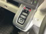 パーキングブレーキはスマートな電子制御式と合わせて渋滞時等にブレーキペダルから足を離しても停車状態を保持してくれるオートブレーキホールド機能で運転が楽になります。スタートはアクセルペダルを踏むだけ