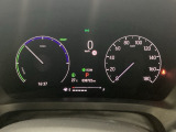 ハイブリット車専用のメーターです。右側の大型スピードメーターに加え、ステアリングスイッチを使って左のマルチインフォメーション・ディスプレイで燃費や動力伝達などの情報が見れるようになっています。