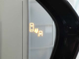 ブラインドスポットモニター装備。隣車線を走る車両を検知。ドアミラーでは確認しにくい後方、側方エリアに存在する車両や急接近してくる車両も検知しドアミラーに搭載されたLEDインジケーターが点灯します。