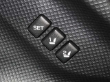 運転席のパワーシートは2名様分までメモリー機能付きです。