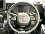 インテリアに合わせたデザインのステアリングは、運転される方のことも考え、運転しやすい形状、大きさです。是非一度、実際に触ってお確かめください。