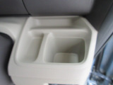 運転席右側の手の届きやすい位置にもドリンクホルダーがあり、小物も置いておけます。