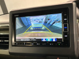 リバースギアに入れるだけで後方の表示へ切り替わります。夜間や雨の日の駐車も楽になりますよ。