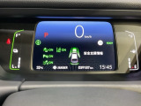 視認性に優れたメーター類と、オーディオやクルーズコントロール操作スイッチを装備した機能的なステアリングホイール。