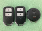 スマートキーを装備しています。鍵を差し込むことなくドアロックの開け閉めと、スタートボタン操作でのエンジンスタートができます。加えて、純正リモコンエンジンスターター用の操作キーもついています。