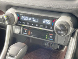 【シートヒーター&ベンチレーション】夏場は涼しい風でお尻や背中の熱やムレを防ぎ、冬はエアコンよりも早く温まってポカポカに!季節を問わず快適に過ごせます。