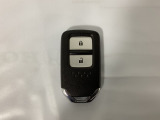 スマートキーを装備しています。鍵を差し込むことなくドアロックの開け閉めと、スタートボタン操作でのエンジンスタートができます。