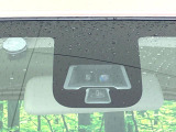 【三菱e-Assist】走行中に前方の車両等を認識し、衝突しそうな時は警報とブレーキで衝突回避と被害軽減をアシスト。より安全にドライブをお楽しみいただけます。