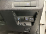オートマチックハイビームとは、先行車や対向車のライトを認識し、ハイビームとロービームを自動で切り替える機能です。夜道の視界を確保します。詳細は販売店スタッフまでおたずねください。