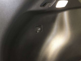 デッキサイド左側には、アクセサリーコンセント(AC100V・1500W)が設置されています。電化製品も使用可能です。停電などの非常時に活用できる、非常時給電システムを設定。詳しくはスタッフまで。
