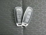 持っているだけでドアの開閉やエンジン始動が出来るインテリジェントキーが備わっています。